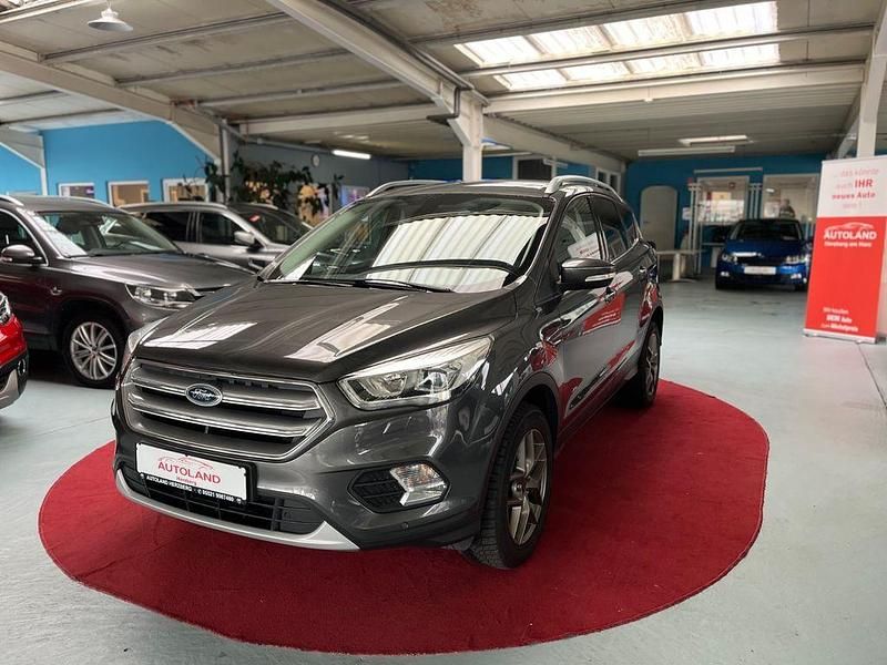 Grau Gebraucht 2018 Ford Kuga Titanium SUV | 17.450 € (Etwas zu teuer) - Bild 1/4