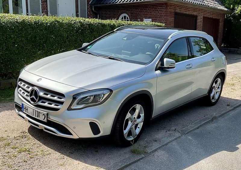 Silber Gebraucht 2019 Mercedes GLA180 Urban SUV | 22.499 € (Fairer Preis) - Bild 1/4