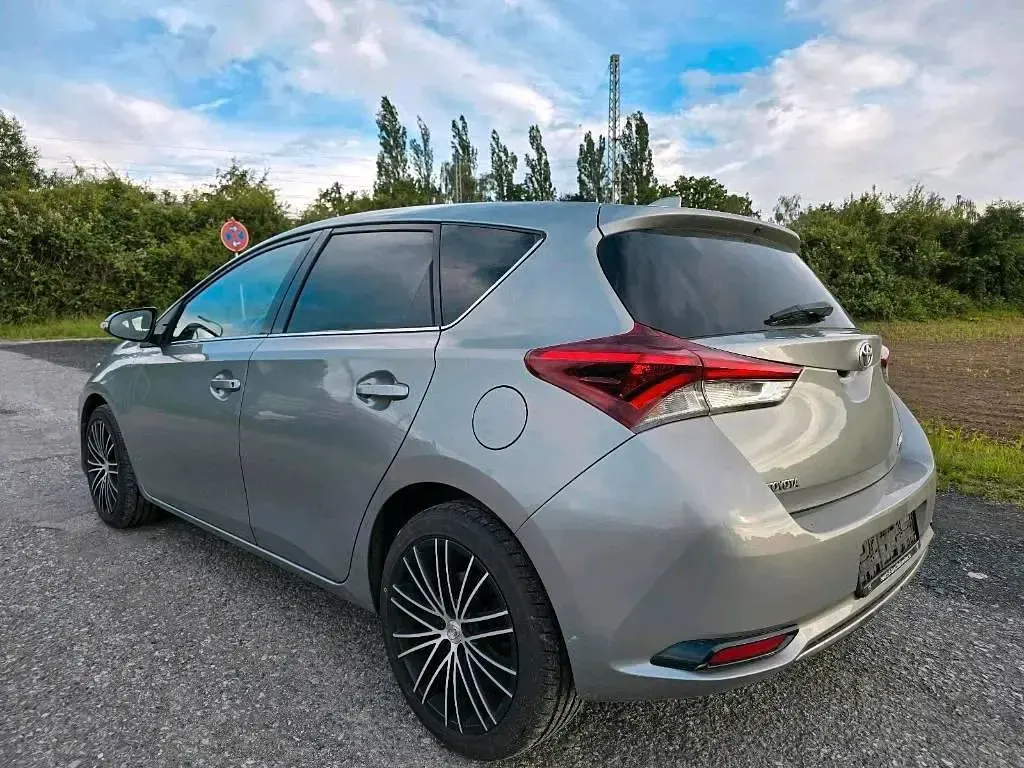 Gebraucht Toyota Auris 111 PS (81 kW) 2015 Silber Limousine