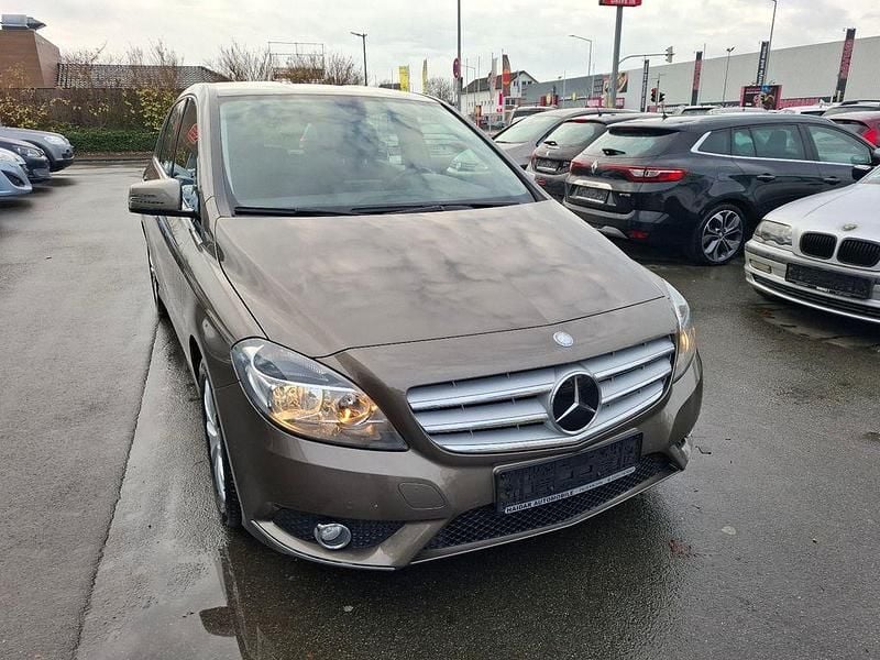 Grau Gebraucht 2012 Mercedes 180 Limousine | 7.999 € (Superpreis) - Bild 1/4