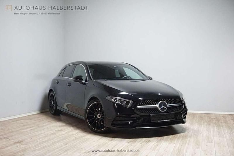 Schwarz schwarz (nachtschwarz) Gebraucht 2018 Mercedes A200 AMG Limousine | 18.790 € (Superpreis) - Bild 1/3