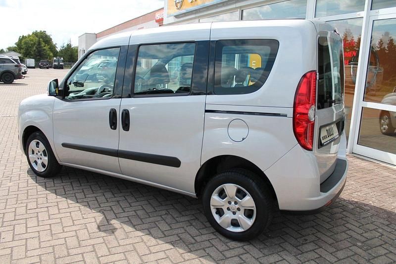 Gebraucht Opel Combo Edition 95 PS (69 kW) 2016 Silber Van / Kleinbus