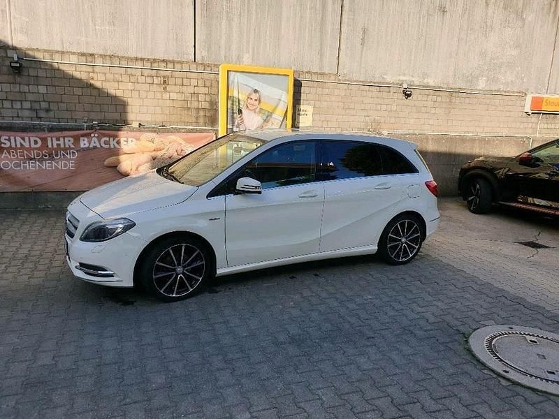 Weiß Gebraucht 2012 Mercedes B200 Van / Kleinbus | 9.900 € (Etwas zu teuer) - Bild 1/4