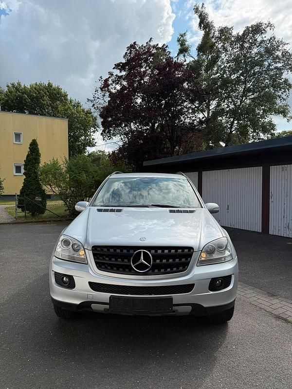 Silber Gebraucht 2006 Mercedes ML350 SUV | 6.500 € - Bild 1/4