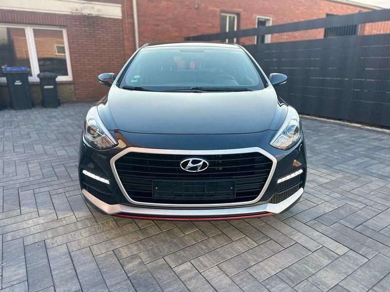 Grau Gebraucht 2015 Hyundai i30 Turbo Limousine | 8.999 € (Fairer Preis) - Bild 1/4