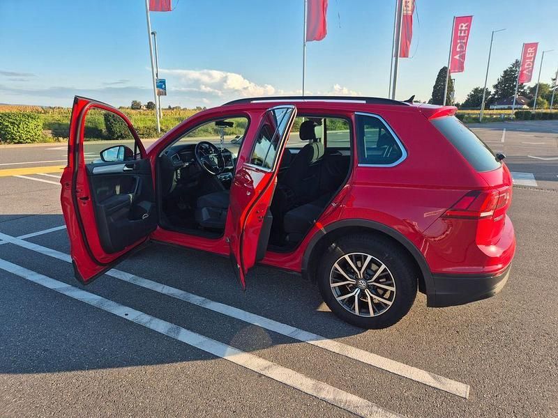 Rot Gebraucht 2018 VW Tiguan Comfortline SUV | 16.990 € (Teuer) - Bild 1/4