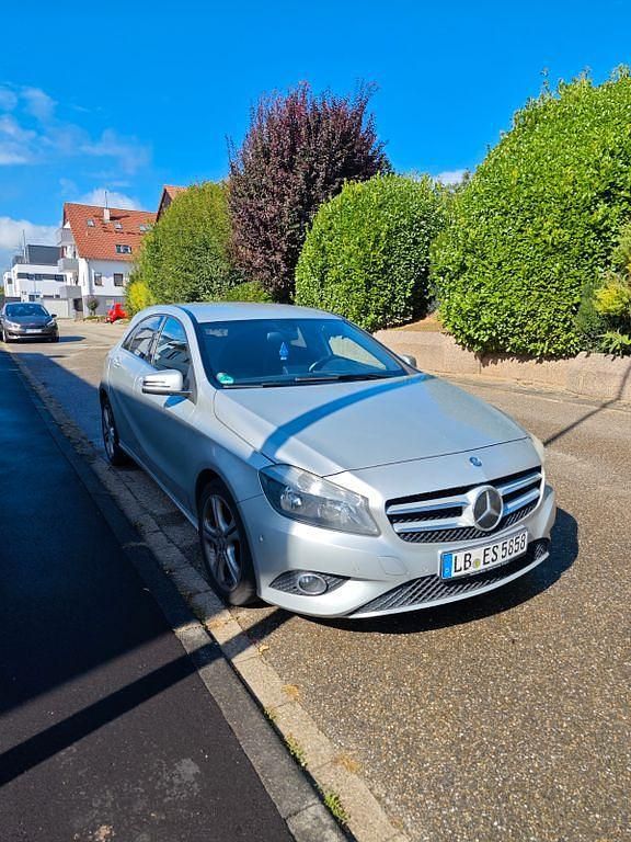 Silber Gebraucht 2012 Mercedes A180 Limousine | 7.290 € (Fairer Preis) - Bild 1/4