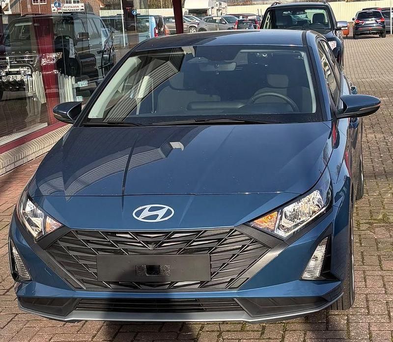 Neu Hyundai i20 79 PS (58 kW) 2025 Blau Limousine