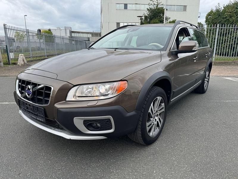Braun Gebraucht 2012 Volvo XC70 Summum SUV | 15.490 € (Fairer Preis) - Bild 1/4