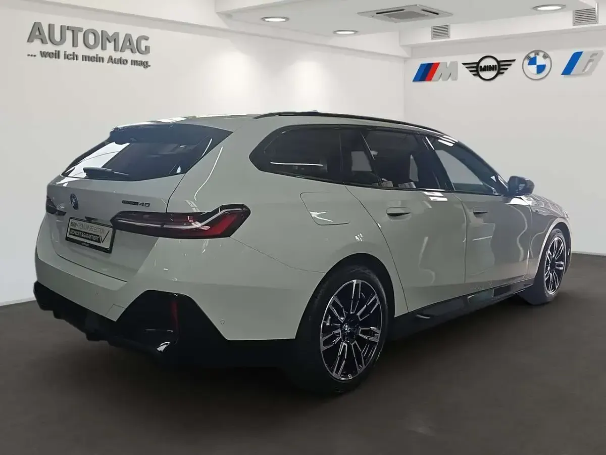 Gebraucht BMW i5 M Sport 250 kW (340 PS) 2025 Alpinweiss iii Kombi