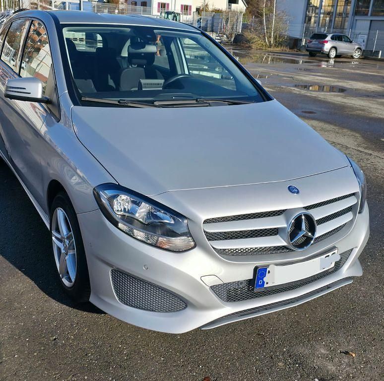 Silber Gebraucht 2016 Mercedes B180 Van / Kleinbus | 11.900 € (Fairer Preis) - Bild 1/4