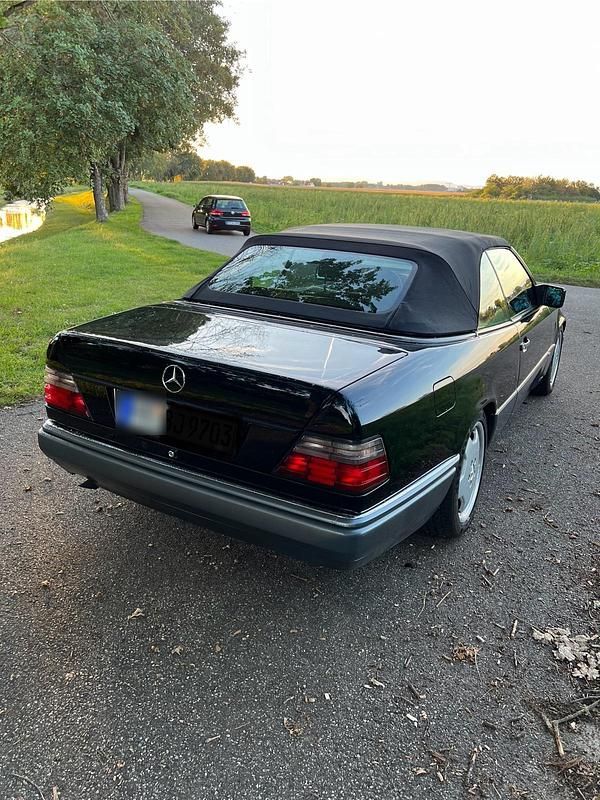 Gebraucht Mercedes E220 Edition 150 PS (110 kW) 1997 Schwarz Cabrio