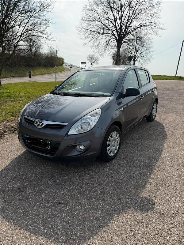 Gebraucht Hyundai i20 77 PS (56 kW) 2011 Grau Kleinwagen