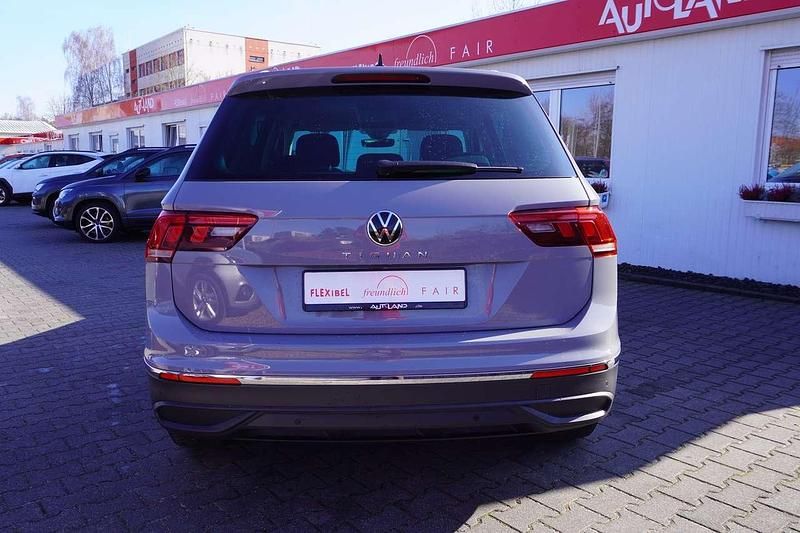 Gebraucht VW Tiguan Active 131 PS (96 kW) 2022 Mondsteingrau SUV