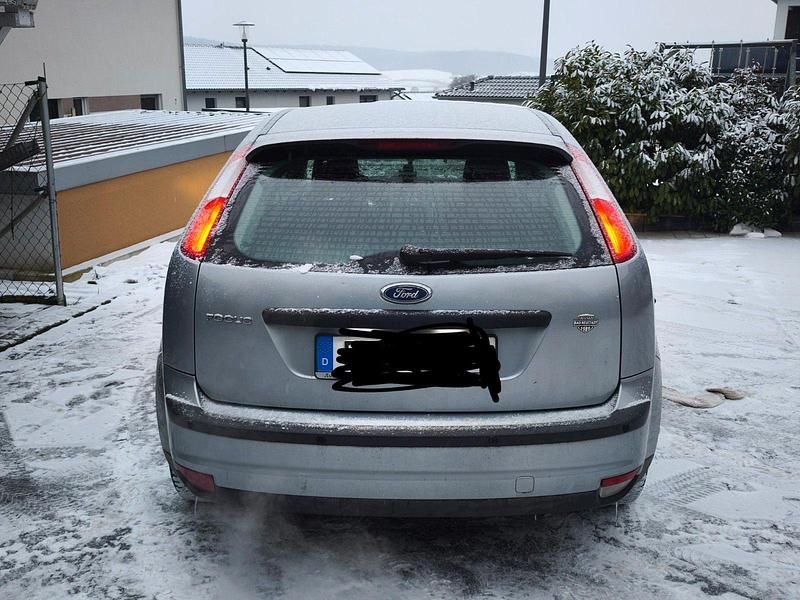 Gebraucht Ford Focus Ghia 116 PS (85 kW) 2005 Silber Limousine