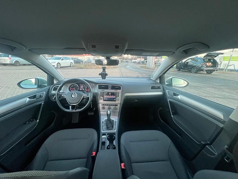 Grau Gebraucht 2017 VW Golf VII Comfortline Kleinwagen | 14.200 € (Fairer Preis) - Bild 1/4