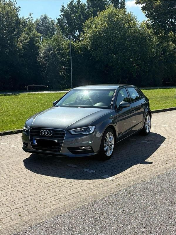 Grau Gebraucht 2015 Audi A3 Sportback Ambition Kombi | 13.900 € (Fairer Preis) - Bild 1/4
