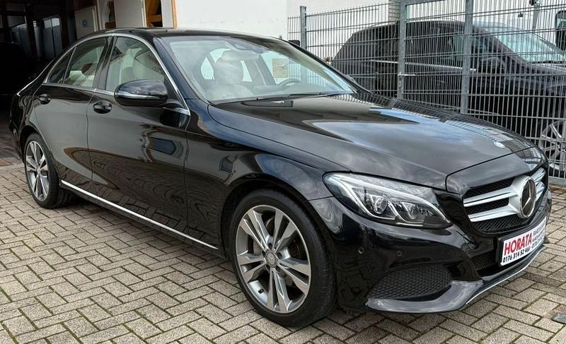 Obsidianschwarz metalliclack Gebraucht 2015 Mercedes C250 Limousine | 18.800 € (Fairer Preis) - Bild 1/4
