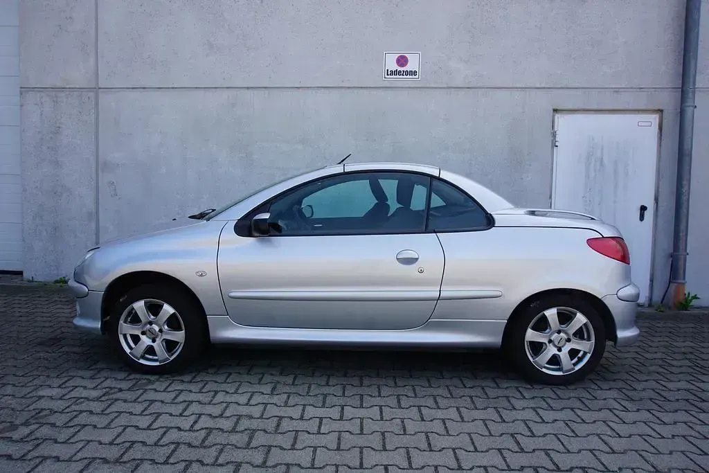 Gebraucht Peugeot 206 CC 109 PS (80 kW) 2006 Lackierung aluminiumgrau/metalliclackierung mit schutzlack Cabrio