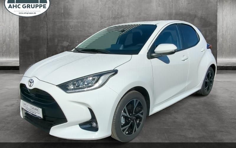 Weiß Gebraucht 2025 Toyota Yaris Hybrid Comfort Limousine | 27.790 € (Teuer) - Bild 1/4