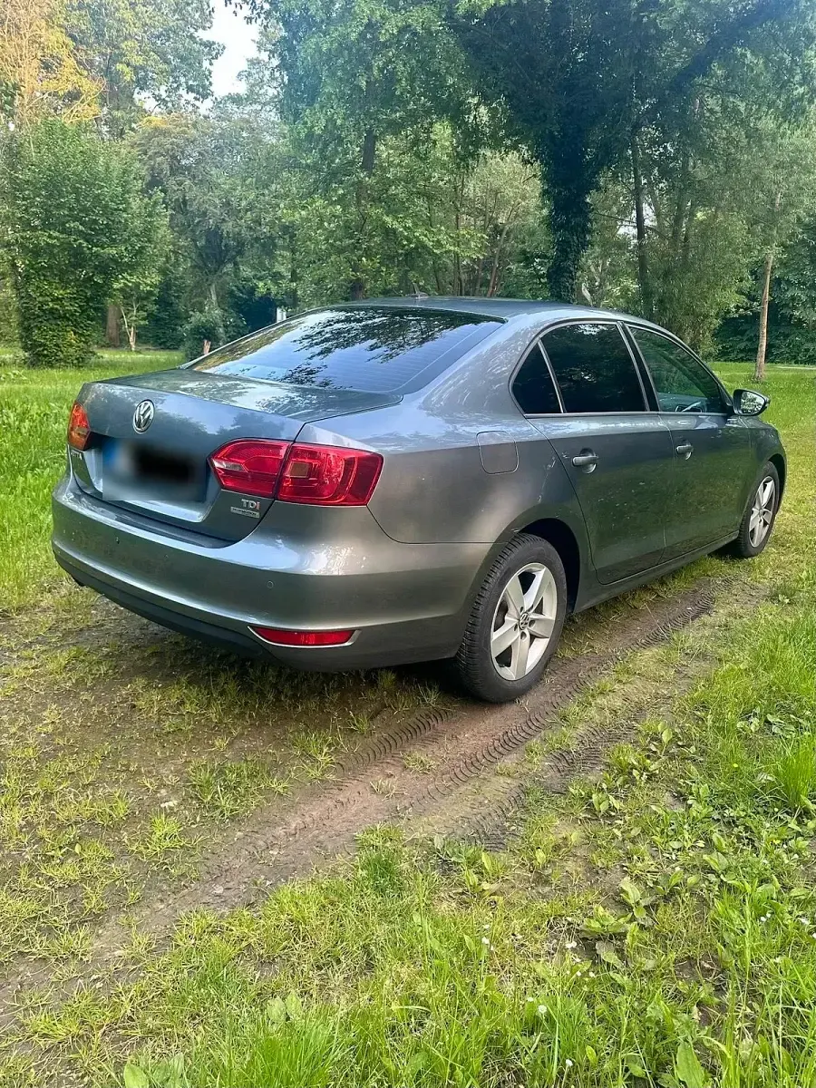Używany VW Jetta 105 KM (77 kW) 2011 Szary Sedan/Limuzyna