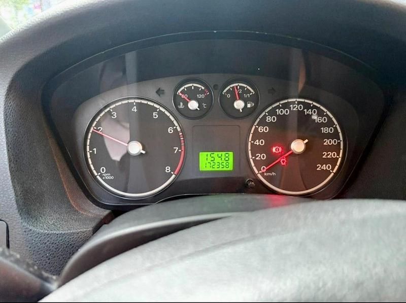 Blau Gebraucht 2004 Ford Focus Ambiente Limousine | 650 € (Superpreis) - Bild 1/4