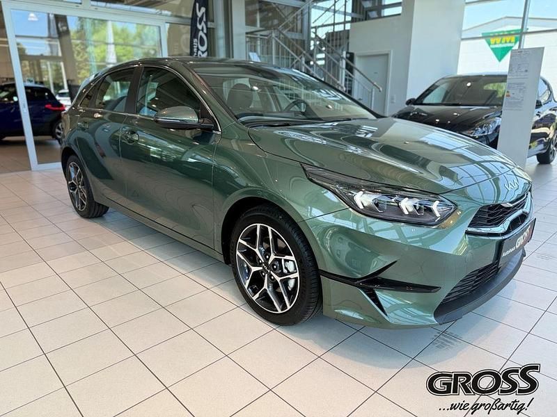 Neu Kia Ceed Spirit 140 PS (102 kW) 2025 Exg) experience green met. (gruen Kleinwagen