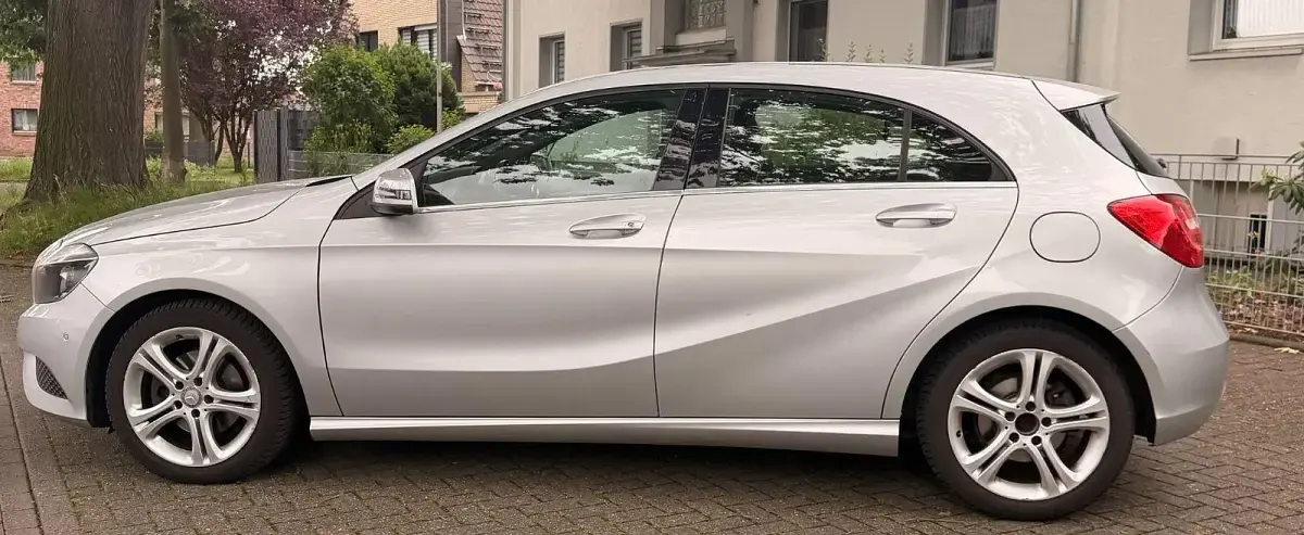 Gebraucht Mercedes A180 Urban 122 PS (89 kW) 2013 Silber Kleinwagen