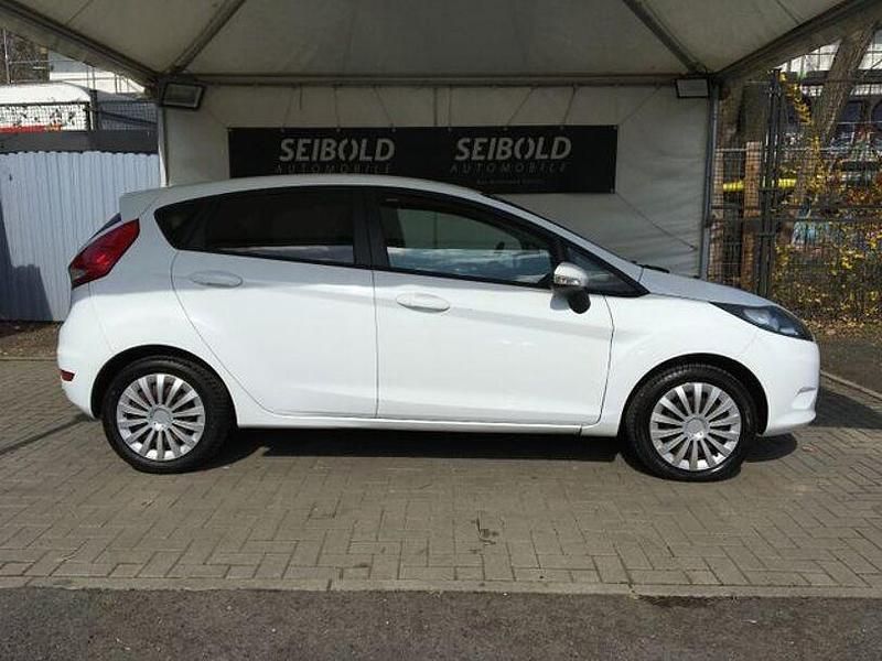 Gebraucht Ford Fiesta Trend 82 PS (60 kW) 2010 Weiß Kleinwagen