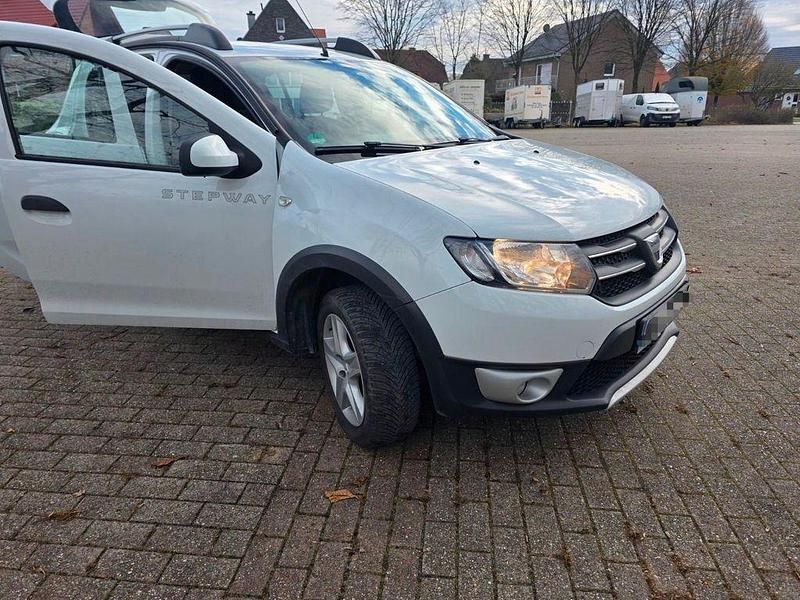Weiß Gebraucht 2015 Dacia Sandero Stepway Limousine | 3.990 € (Superpreis) - Bild 1/4