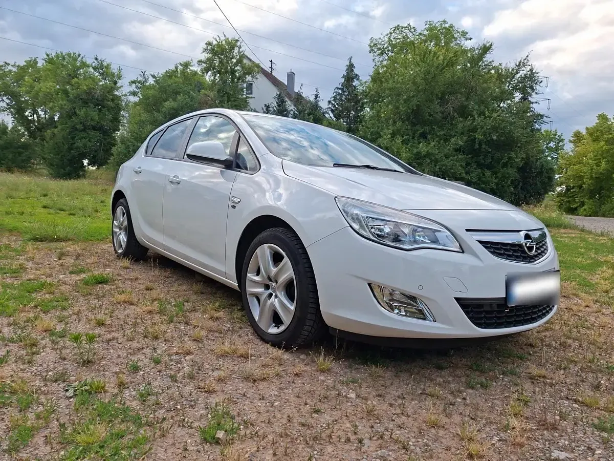 Gebraucht Opel Astra 140 PS (102 kW) 2012 Weiß Limousine