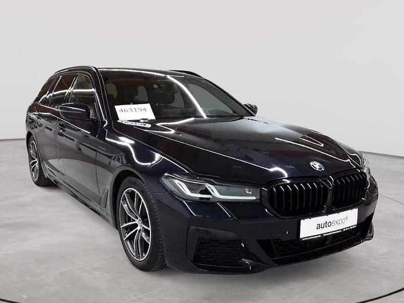 M carbonschwarz metallic Gebraucht 2021 BMW 520 M Sport Kombi | 30.290 € (Fairer Preis) - Bild 1/4