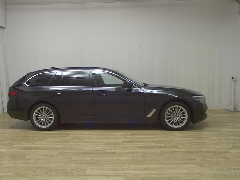 Schwarz Gebraucht 2021 BMW 520 Performance Kombi | 19.480 € (Superpreis) - Bild 1/4