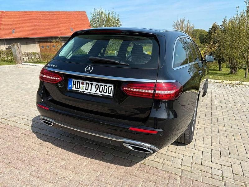 Gebraucht Mercedes E220 194 PS (142 kW) 2021 Schwarz Limousine