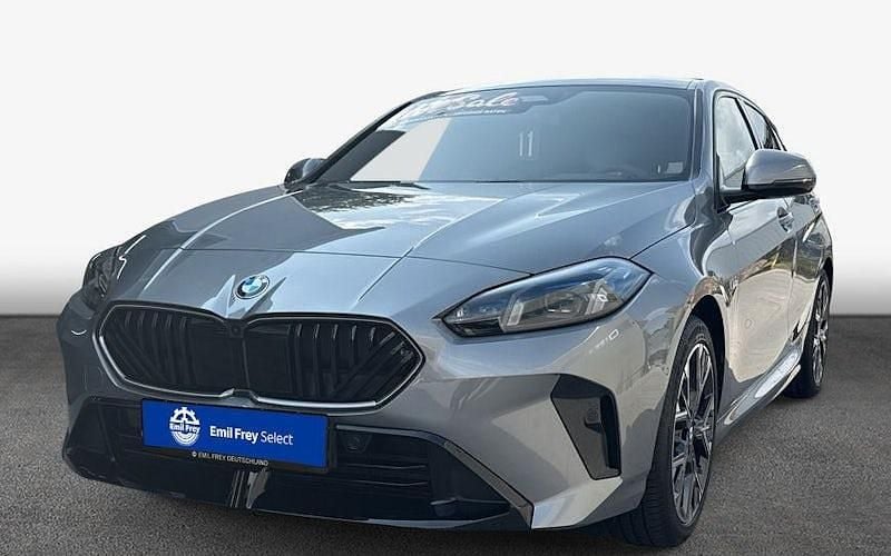 Grau Neu 2025 BMW 120 Kleinwagen | 53.240 € - Bild 1/3
