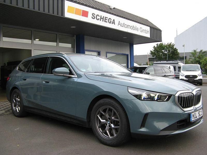 Grün Gebraucht 2024 BMW 520 Sport Line Kombi | 45.990 € (Superpreis) - Bild 1/4