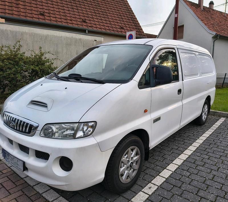 Weiß Gebraucht 2008 Hyundai H-1 Van / Kleinbus | 4.999 € (Fairer Preis) - Bild 1/4
