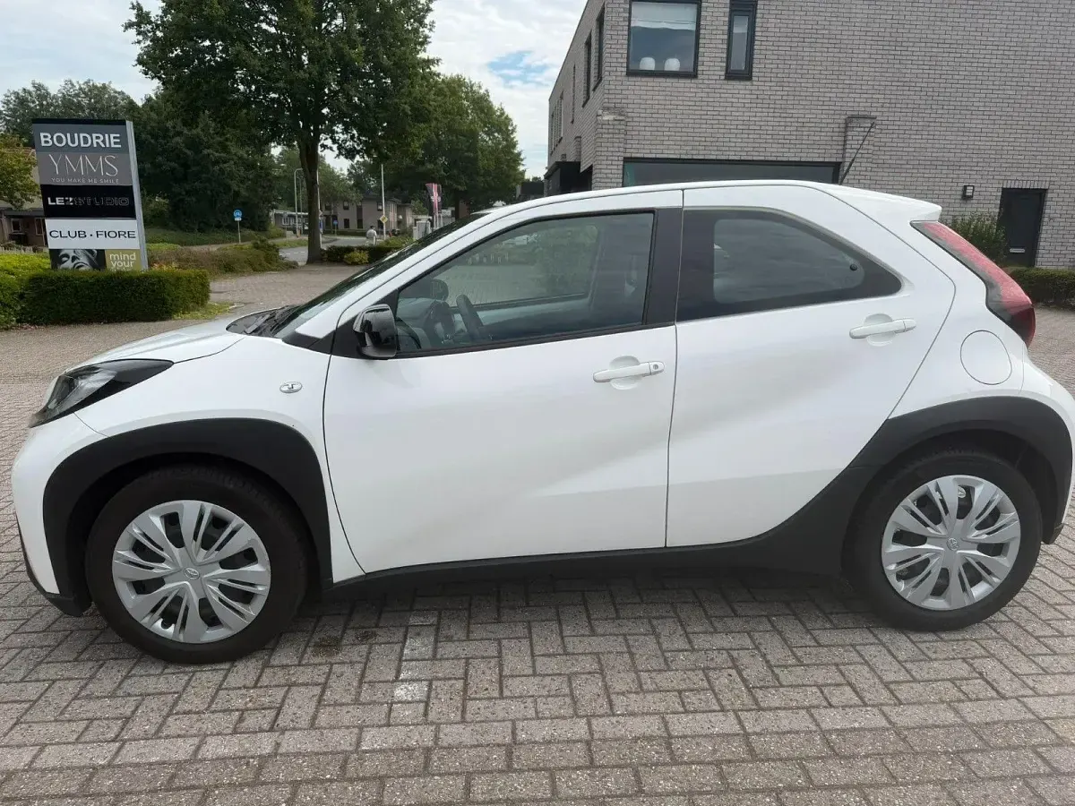 Gebraucht Toyota Aygo X X-play 72 PS (52 kW) 2023 Weiß SUV