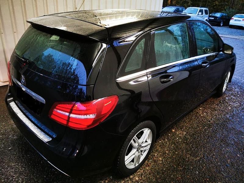Gebraucht Mercedes B180 122 PS (89 kW) 2015 Schwarz Van / Kleinbus