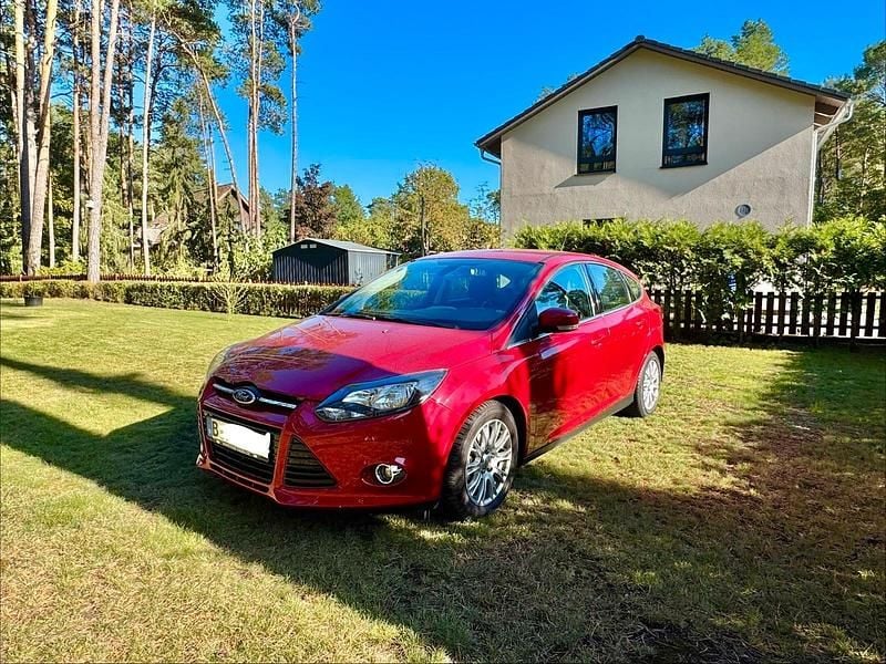Rot Gebraucht 2011 Ford Focus Titanium Limousine | 7.000 € (Fairer Preis) - Bild 1/4