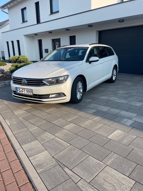 Weiß Gebraucht 2018 VW Passat Comfortline Limousine | 11.900 € (Superpreis) - Bild 1/2