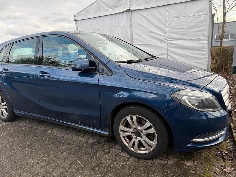 Gebraucht Mercedes B200 135 PS (99 kW) 2012 Blau Van / Kleinbus