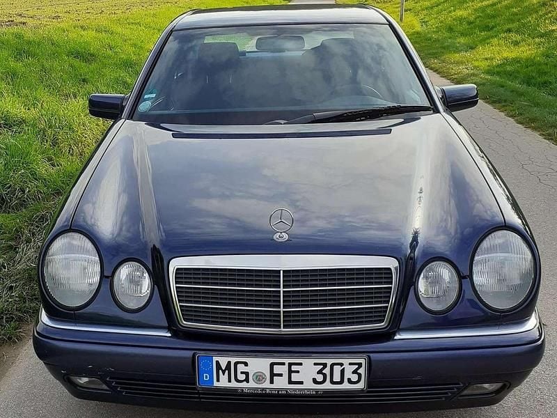 Blau Gebraucht 1997 Mercedes E200 Elegance Limousine | 5.850 € (Fairer Preis) - Bild 1/4