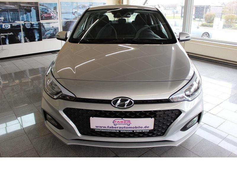Gebraucht Hyundai i20 84 PS (61 kW) 2019 Silber Kleinwagen