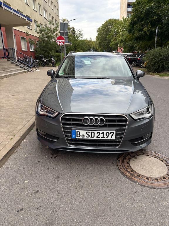 Grau Gebraucht 2016 Audi A3 Sportback Attraction Limousine | 16.700 € (Fairer Preis) - Bild 1/4