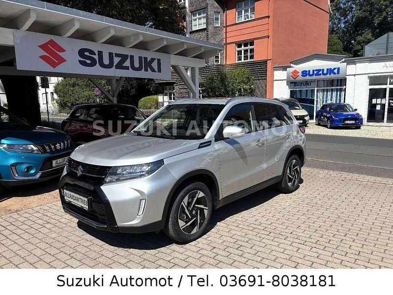 Silky silver metallic 2 Neu 2025 Suzuki Vitara Comfort+ SUV | 28.690 € (Etwas zu teuer) - Bild 1/4