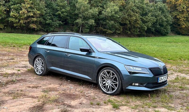 Grau Gebraucht 2018 Skoda Superb SportLine Kombi | 23.800 € (Fairer Preis) - Bild 1/4