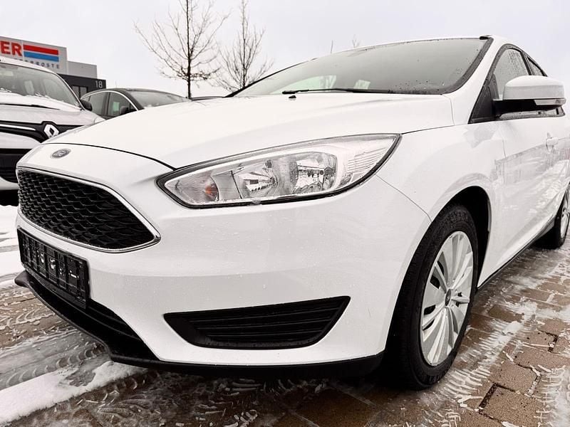Weiß Gebraucht 2017 Ford Focus Kombi | 5.950 € (Superpreis) - Bild 1/4