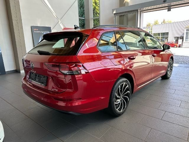 Gebraucht VW Golf VIII Life 131 PS (96 kW) 2023 Rot Kombi