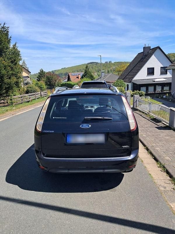 Gebraucht Ford Focus 101 PS (74 kW) 2011 Schwarz Kombi
